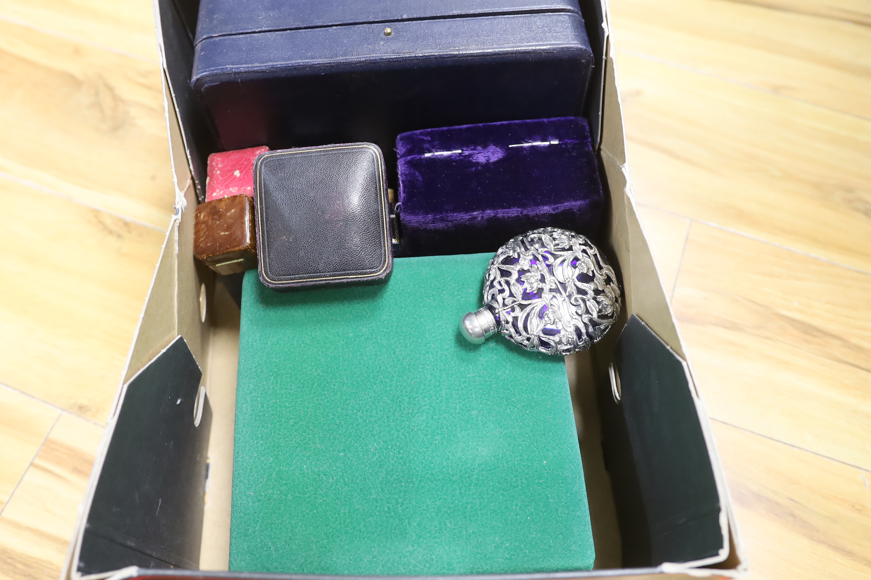 A quantity of assorted jewellery boxes.